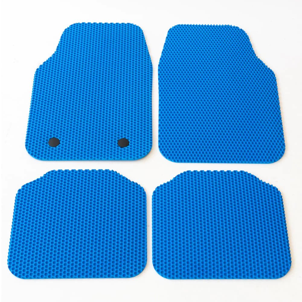 Niebieskie podkładki o wypukłej strukturze, cztery sztuki na tle białym.