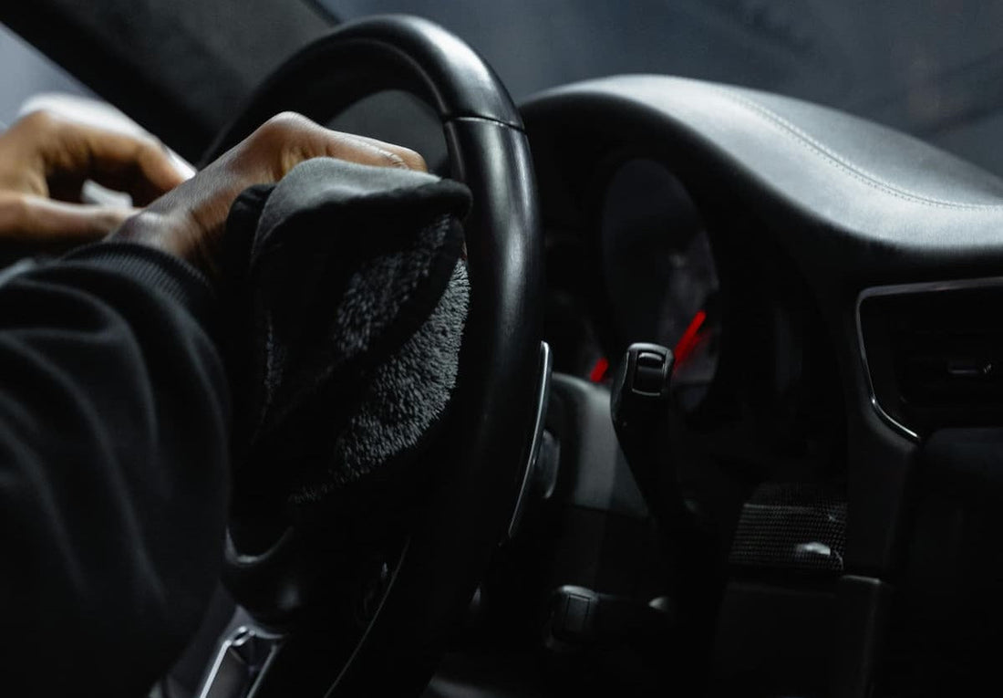 Czyszczenie kierownicy w samochodzie sciereczka dla higieny i utrzymania wnetrza.