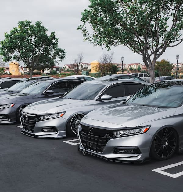 Samochody Honda Accord zaparkowane obok siebie na parkingu.