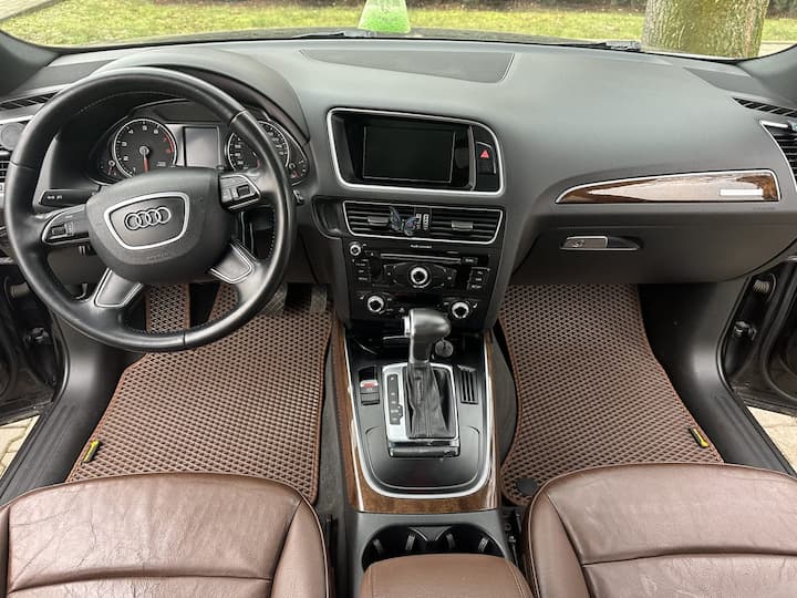 Dopasowane brazowe dywaniki samochodowe w kabinie Audi