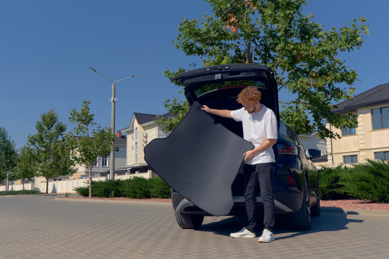 Mata EVA do bagażnika wyjmowana z auta, pokazująca lekką, dopasowaną ochronę przed brudem i rozlaniem.