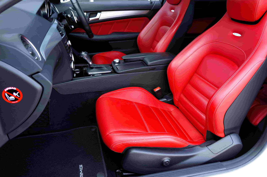 Mercedes-AMG z czerwonymi skórzanymi fotelami.