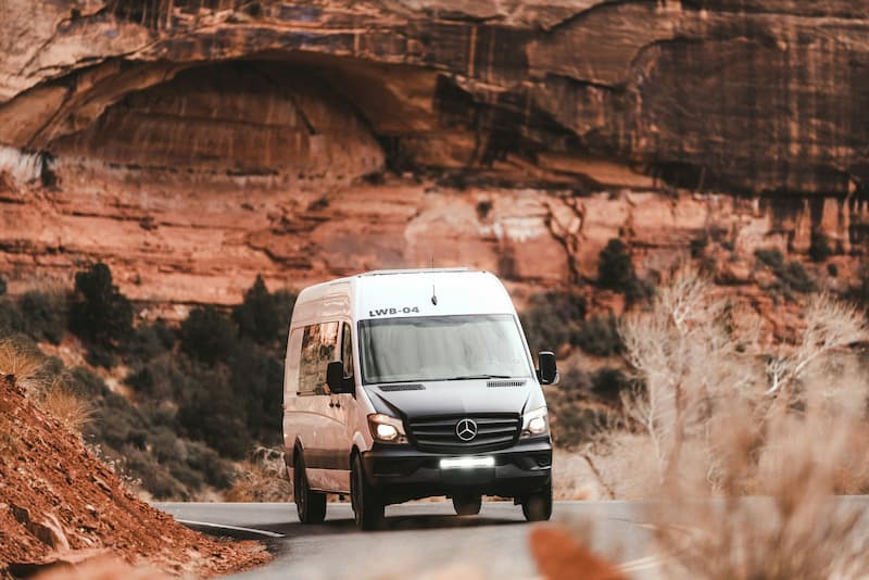 Mercedes Sprinter na malowniczej drodze.