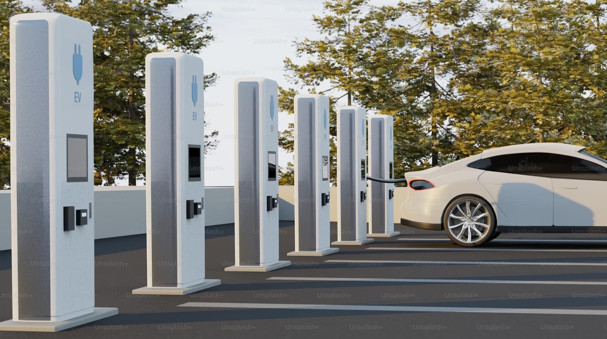 Rząd nowoczesnych stacji ładowania samochodów elektrycznych z podłączonym białym pojazdem.