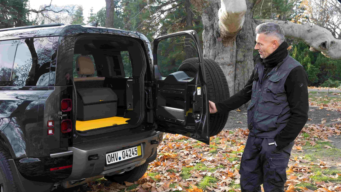 Mężczyzna otwiera bagażnik SUV-a z żółtą matą Prime EVA.