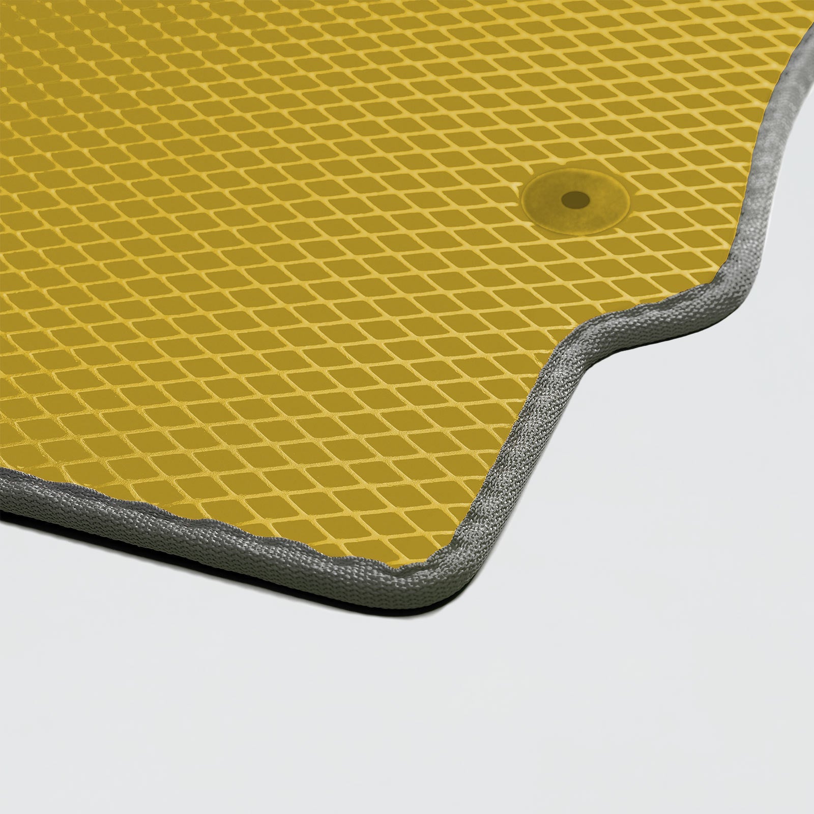 Żółta mata samochodowa z strukturą rombową i gumowym wykończeniem.