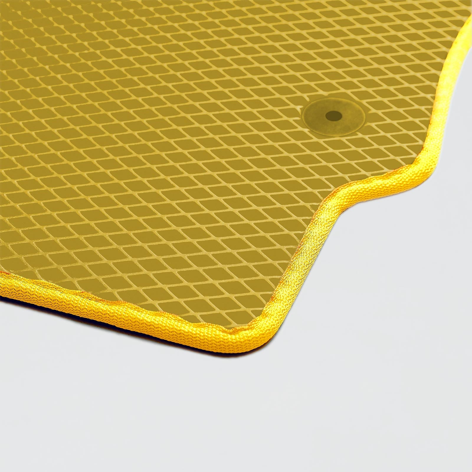 Żółta mata samochodowa z fakturą w kratkę i wykończeniem w jaskrawym kolorze.