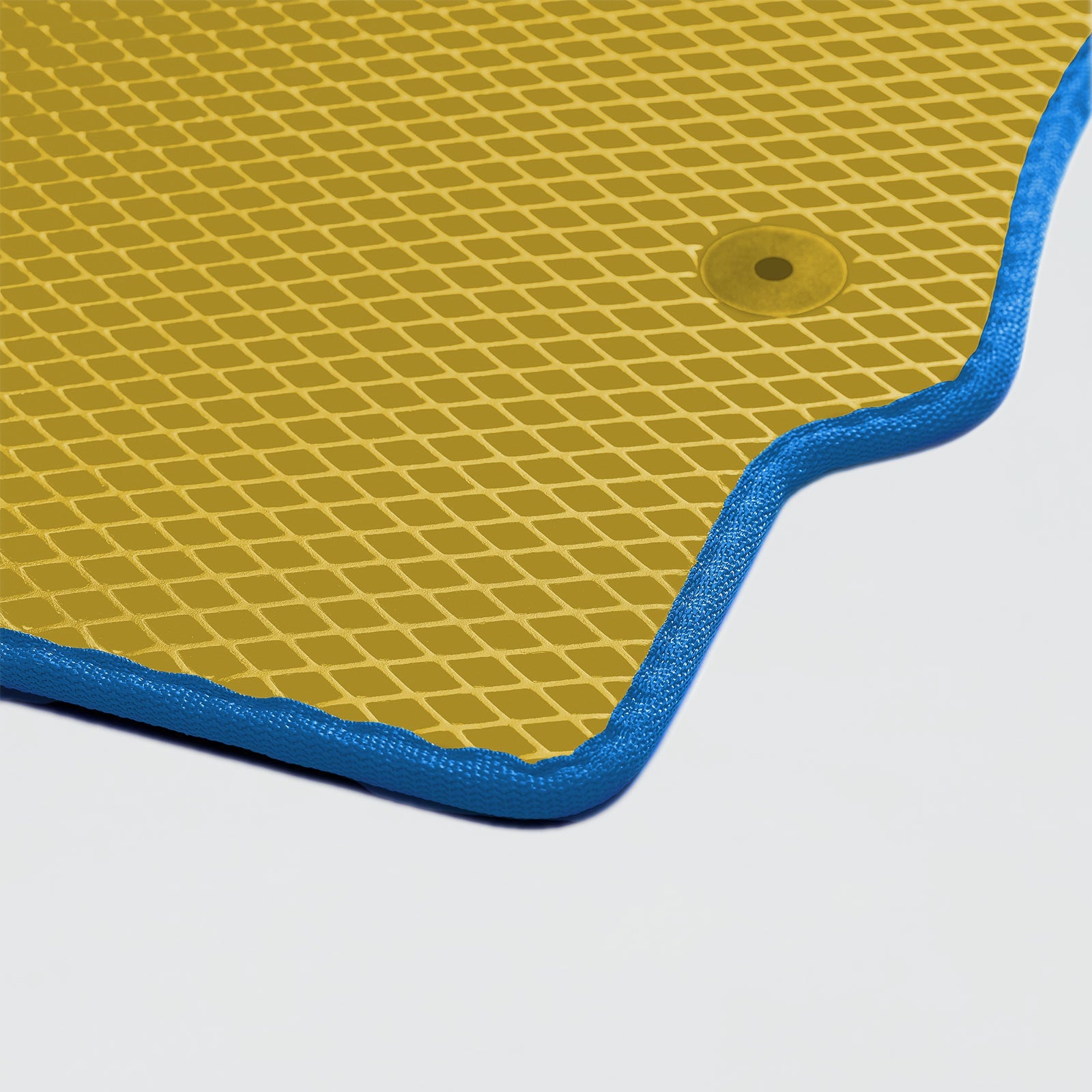 Żółta mata samochodowa z niebieskim brzegiem i strukturalną fakturą.