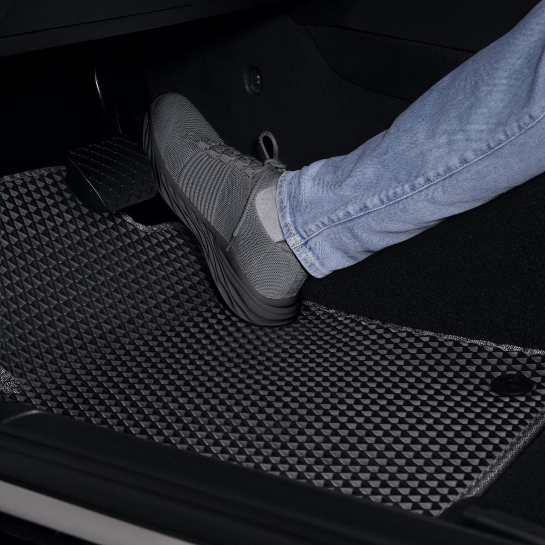 Czarna mata EVA na podłogę samochodową z butem dla ochrony wnętrza pojazdu.