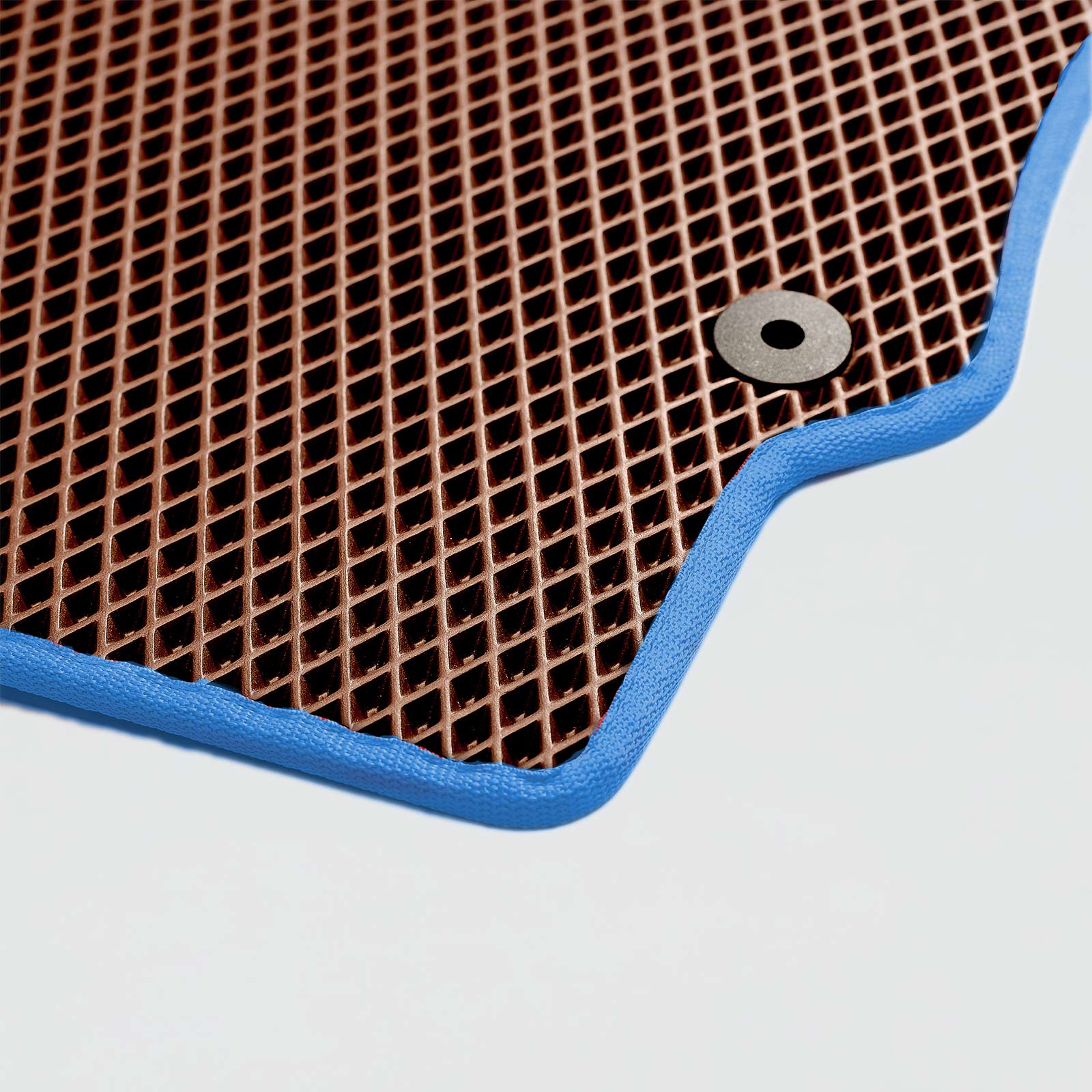 Brązowa mata z niebieskim wykończeniem i okrągłym otworem na boku.