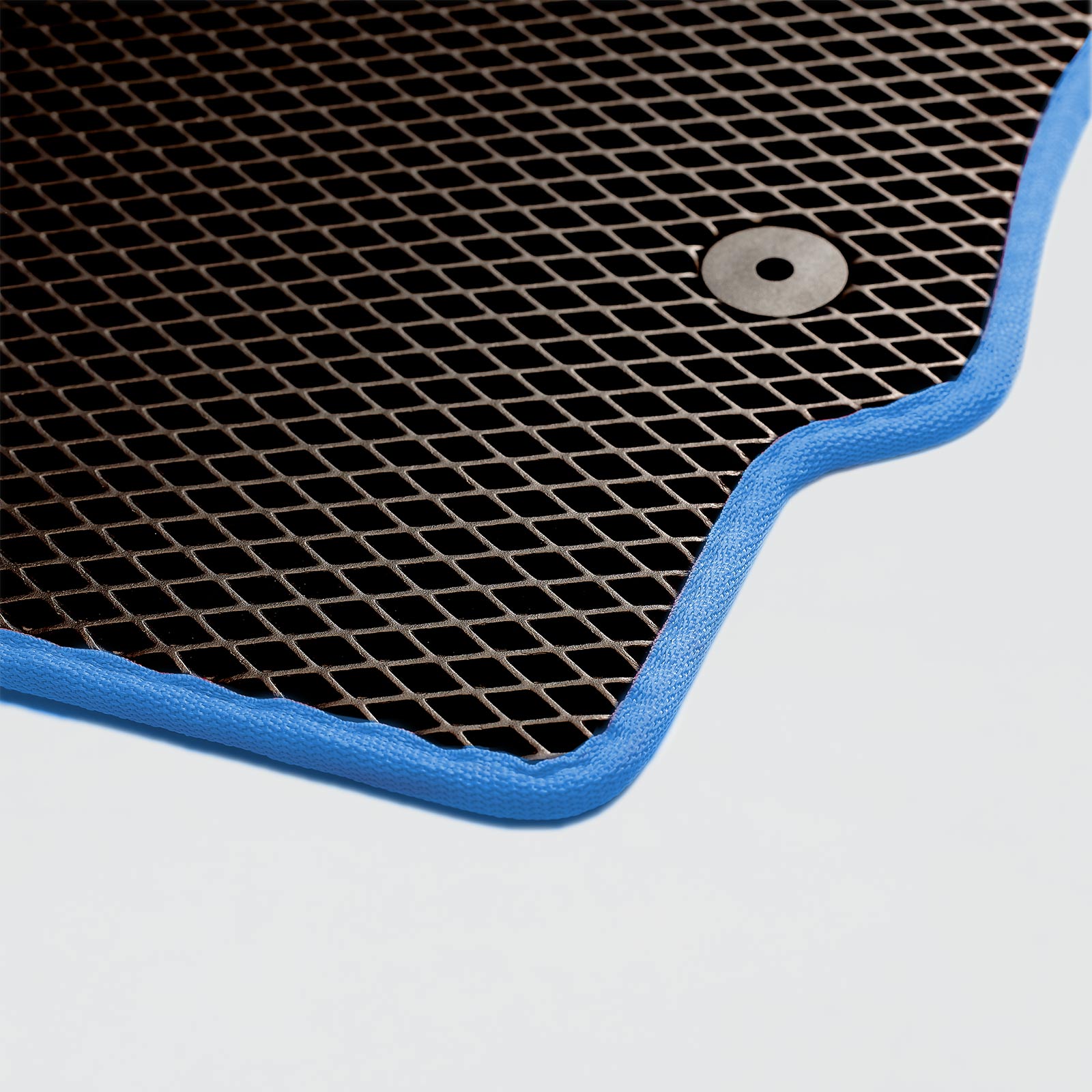 Czarna mata o siatkowanej strukturze z niebieskim brzegiem