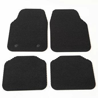 Czarna mata z gumy o strukturze plastra miodu, zestaw czterech elementów do samochodu.