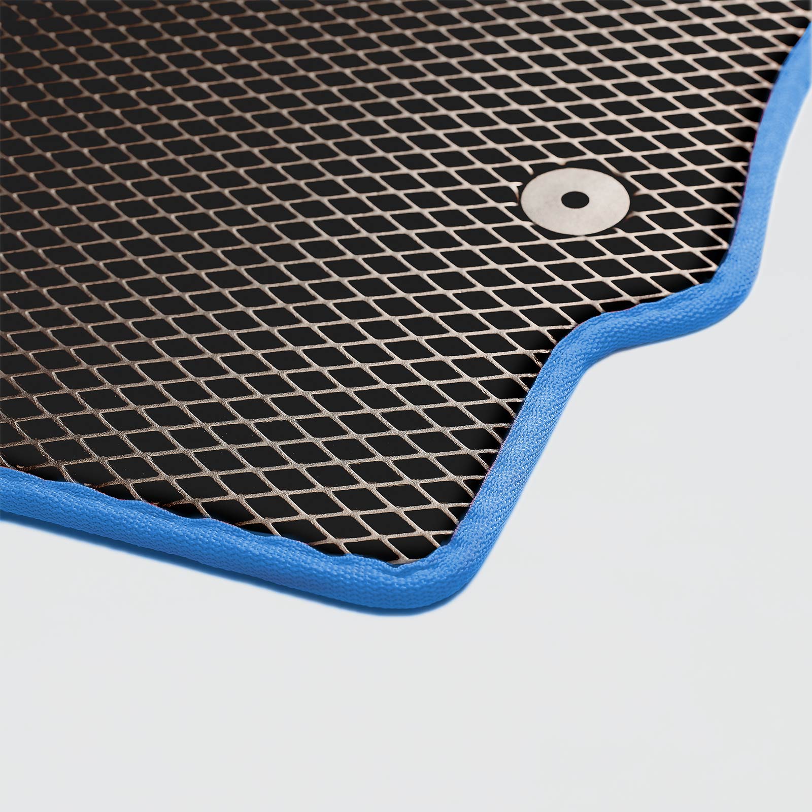 Czarny mat treningowy z niebieską krawędzią i metalowym elementem.