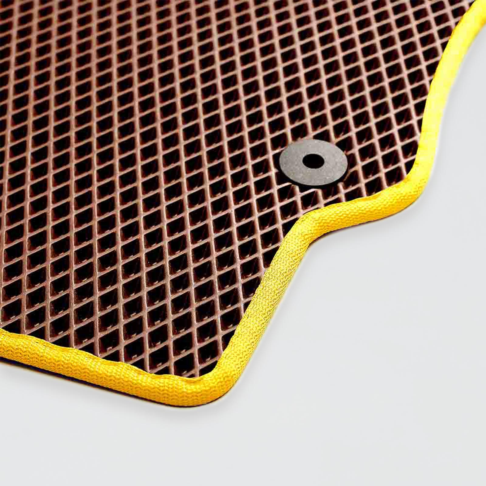 Ciemnobrązowa mata z żółtym wykończeniem i otworem na mocowanie